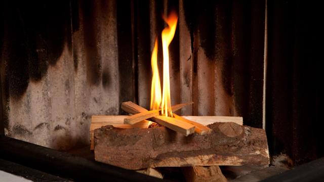 Holz brennt im Kaminofen